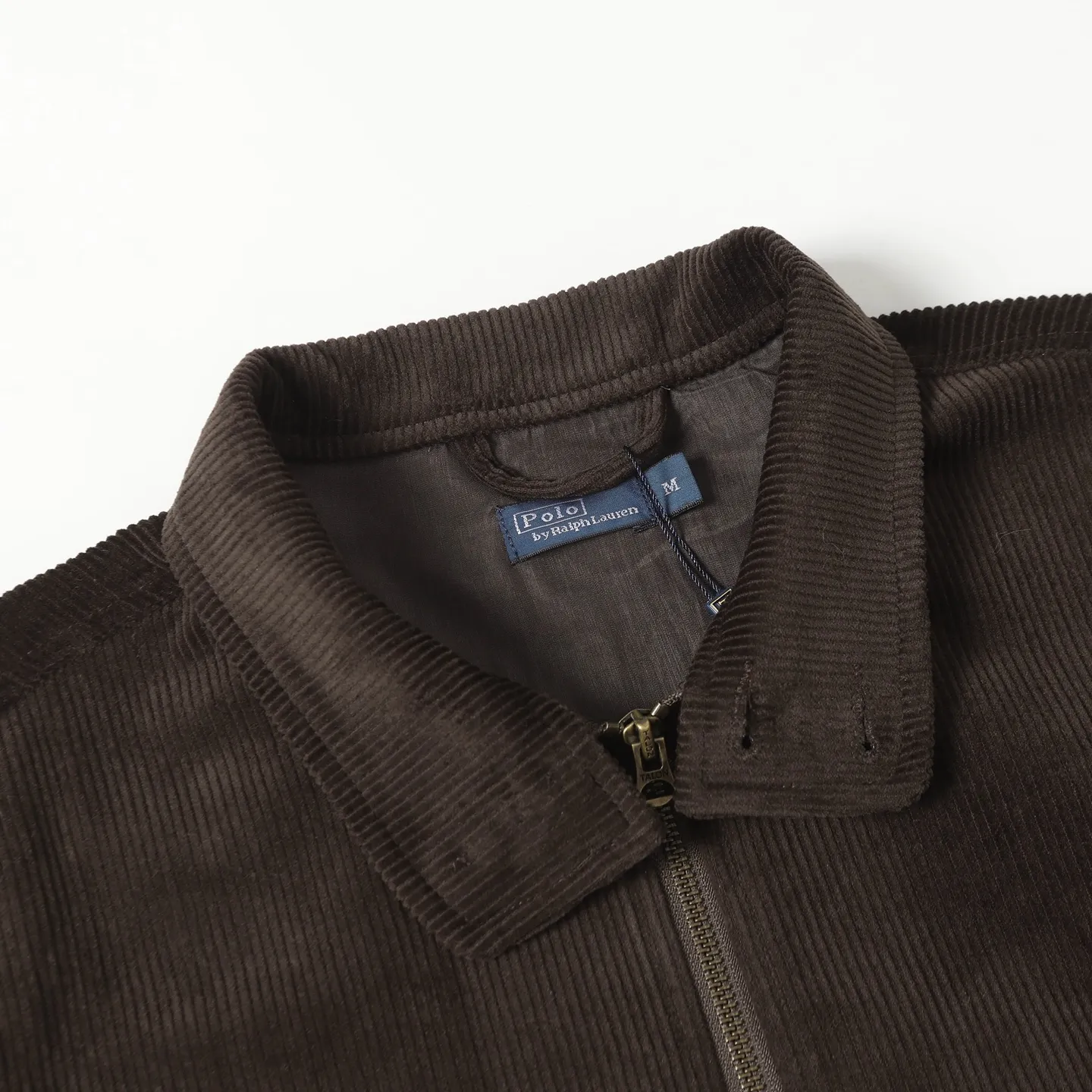 P540 Ralph Lauren embroidered corduroy jacket. Customized wide-ribbed corduroy fabric, elegantly presented in a deep navy blue, low-key and luxurious. The exquisite red pony logo is embellished, igniting the overall vitality and passion. The stand-up collar design is simple and elegant. Using imported machine embroidery technology, advanced computer control systems and precision mechanical components are used to achieve the iconic pony embroidery operation. The template machine opens the bag, and the preset template guides the position, shape and size of the bag. The accuracy ensures the quality of the bag opening effect. The infrared positioning cutting machine uses an infrared transmitter and an infrared receiver to achieve precise positioning of materials. The accuracy can reach the micron level, thereby meeting the effect of high-precision cutting of plaid alignment. Color: Green/Coffee Size: S-M-L